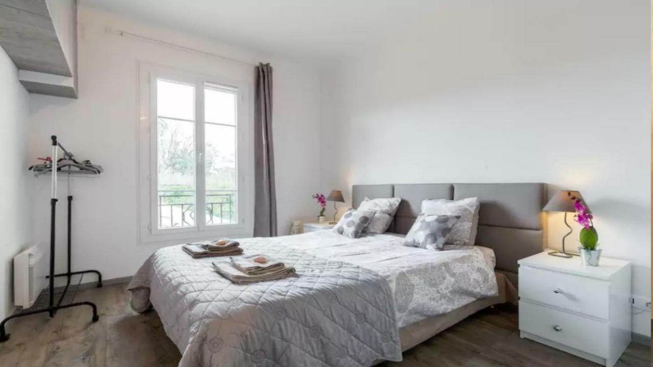 Stylish White And Red Apartments Juan-les-Pins Zewnętrze zdjęcie