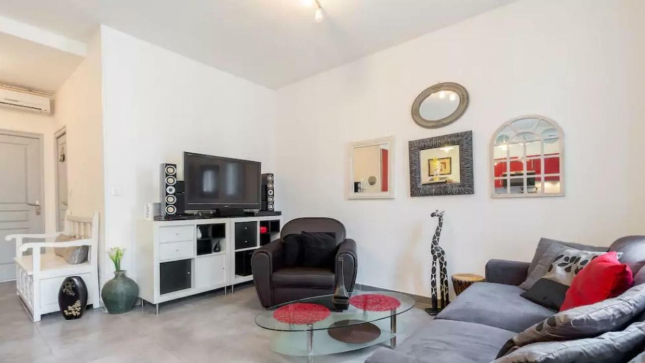 Stylish White And Red Apartments Juan-les-Pins Zewnętrze zdjęcie