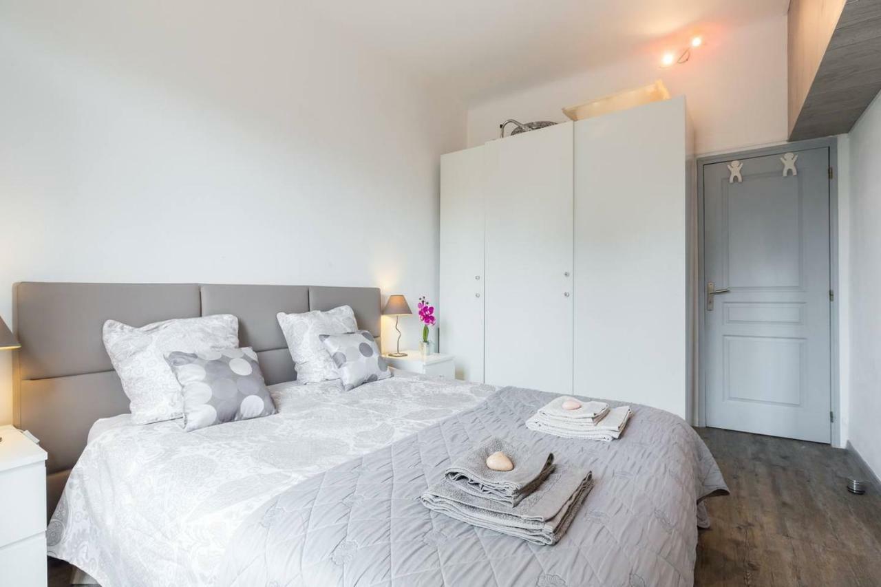 Stylish White And Red Apartments Juan-les-Pins Zewnętrze zdjęcie