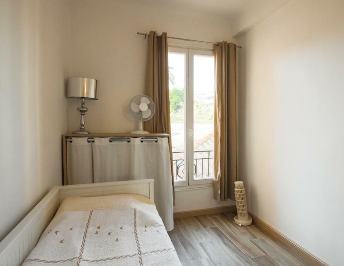 Stylish White And Red Apartments Juan-les-Pins Zewnętrze zdjęcie